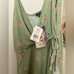 Green summer/spring dress. Size Large. NEVER WORN